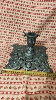 Starožitný stojan na vánoční stromek.