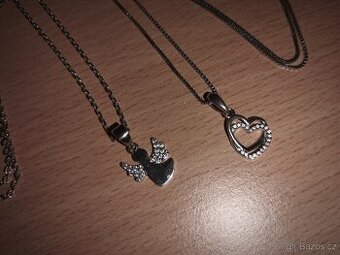 Stříbrné řetízky.