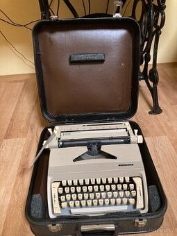 Mechanický kufříkový psací stroj Consul - funkční