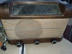 prodám starožitné elektrospotřebiče rádio s gramofonem - 1