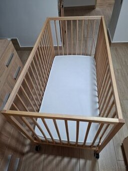 Dětská postýlka s kolečky IKEA