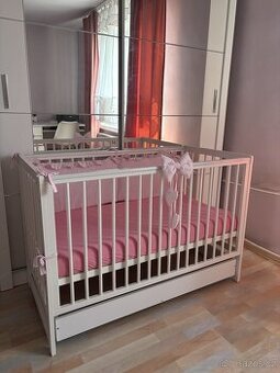 Krásná dětská postýlka se šuplíkem a zábranou 120 x 60 bílá