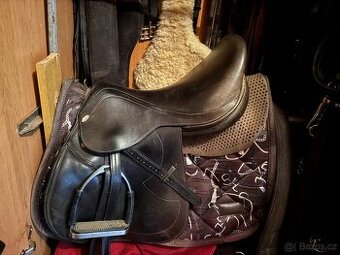 Sková a drezurní sedlo ve velmi dobrém stavu 17,5/2