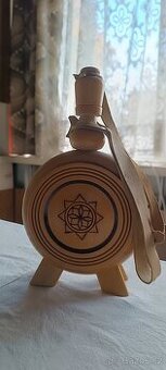 Dřevěná placatka/ soudková láhev na stojánku
