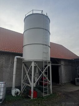 zásobník na krmivo (cca 8–12 m³)