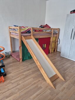 Dětská patrová postel se skluzavkou
