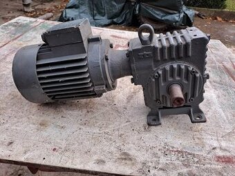 Elektromotor s převodovkou.