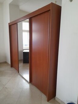 Šatní skříň se zrcadlem a posuvnými dveřmi