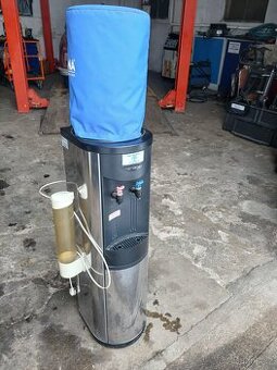 výdejník na vodu s lahví