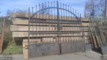 Stará železná brána, kovaná brána, 336 x 320 cm