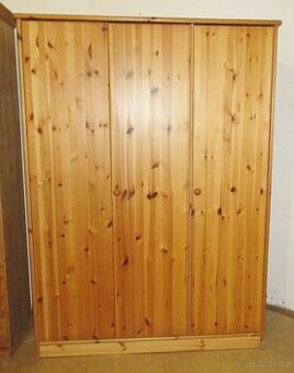 borovicová skříň šatní - celomasiv - Výborný stav