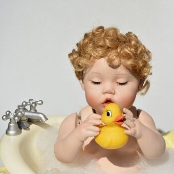 Porcelánová panenka +vanička +kachna +bublinky +kožíšek