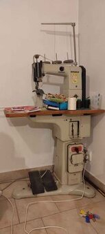 Sloupový šicí stroj