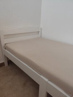 Dětská dřevěná postel