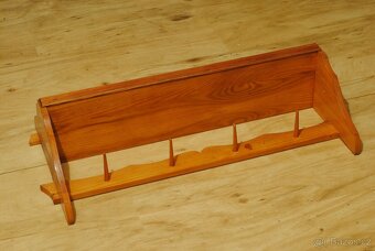 RETRO DŘEVĚNÁ POLIČKA S HÁČKY