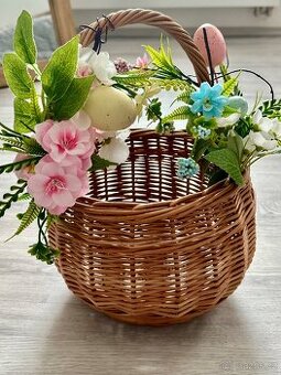 hnědý košík s dekoracemi Pepco