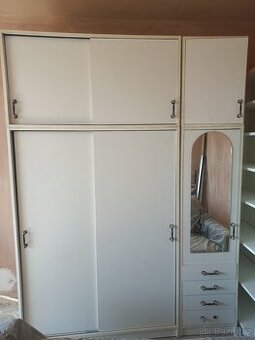 Šatní skříň s posuvnými dvířky