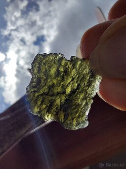 Krásný vltavín ve stříbrném přívěsku 4.88 g, punc 925/1000