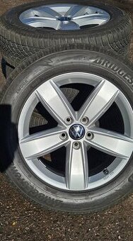 Originál VW Tiguan R17 –téměř nové pneu 98 % zimní