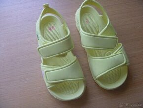 žluté gumové sandálky zn. H&M  vel. 28/29 - 1