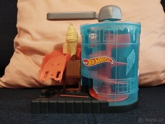 Hot Wheels City Zmrzlinové parkoviště