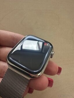 Apple Watch Series 8 – 45mm, stříbrná ocel, milánský tah