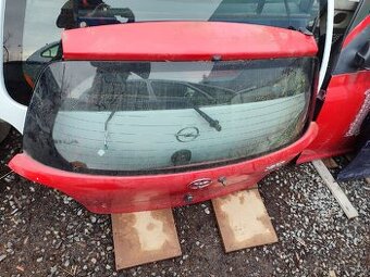 Toyota yaris zadní kufrove dveře vrata víko kufr