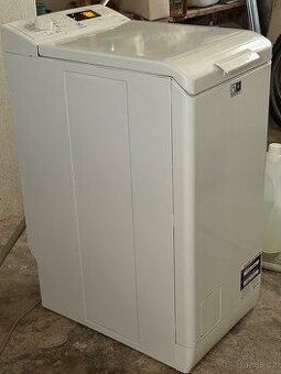 Vrchem plněná pračka Electrolux