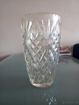 Masivní velká broušená váza