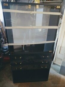 Obývací stěna s křesly a stolkem