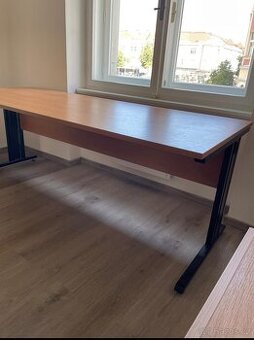 KANCELÁŘSKÝ PRACOVNÍ STŮL