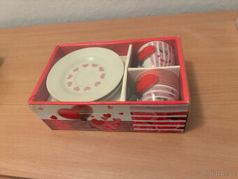 Daruji za odvoz nerozbalený set šálků s podšálky