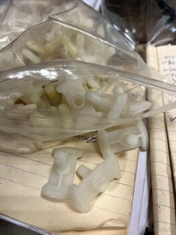 Fiat 850, 125 úchyty prahových lišt