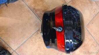 Úložný box na motorku nebo skutra.