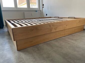 masivní dubová postel