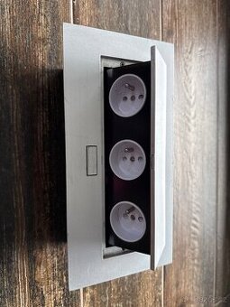 Vestavná zásuvková lišta do desky