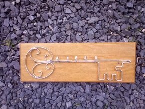 retro veci, kreslo, police, radio, atd.