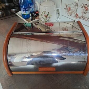 Chlebovka a stojan na noviny