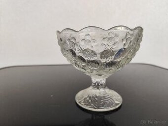 SKLENĚNÝ POHÁR se vzorem JAHOD