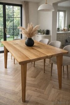 Jídelní stůl z masivu