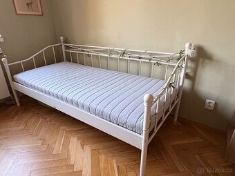 Bila postel s lamelovym rostem a matraci