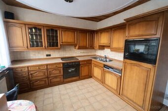 Kuchyňská linka – MASIVNÍ dvířka – SKLADEM