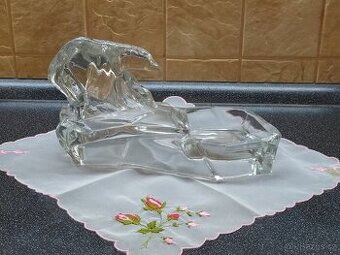 Starožitný skleněný popelnik lední medvědi