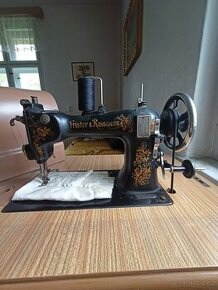 Starožitný šicí stroj