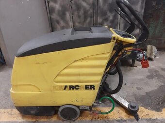 Čistící stroj na podlahy Karcher Bat 530