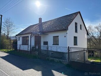 Rodinný dům s truhlářskou dílnou v malebné obci Pařezov