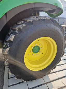 Pneu Industrial na traktor John Deeere 3R a 3020.