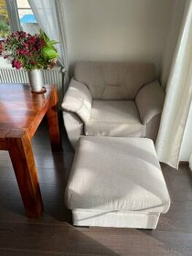 SLEVA KRÁSNÉ KŘESLO S PODNOŽKOU vyčištěné