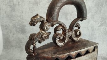 Velmi stará atypická žehlička DRAK, neleštěná