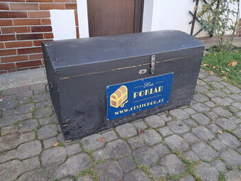 Velká černá dřevěná truhla - 1